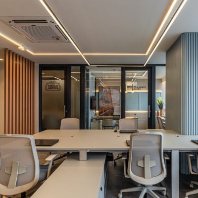 HOLDING SALA GENTE